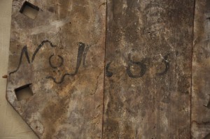 A szószékkorona tartóelemeit összefogó felső lap részlete "No 1785" felirattal
