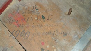 Az 1909-es felújításról szóló felirat a szószék hangvetőjén “Festette ujból Kovács László áll tan. énekvezér 1909 junius 18-án.”