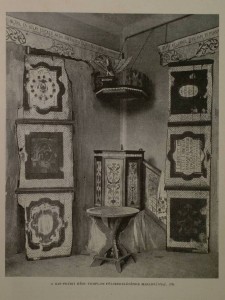 A lebontott Kispetri református templom festett faberendezésének maradványai