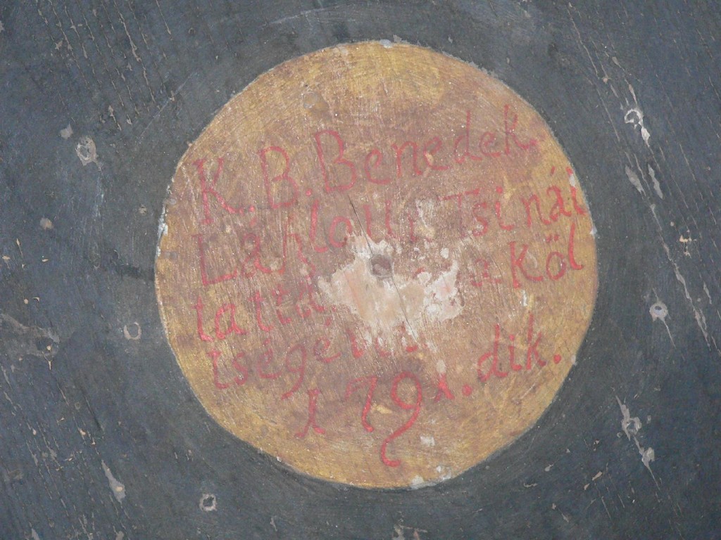 A úrasztala lapjának részlete