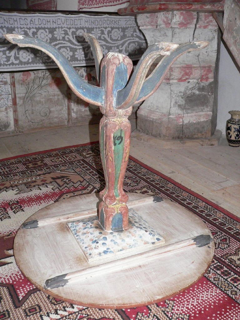 A úrasztala faragott lábazata és festése