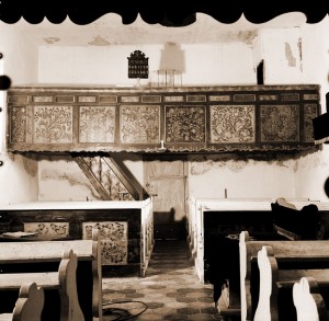 Az északi karzat a zsoltáros táblával és a padokkal 1965-ben Az északi karzat a zsoltáros táblával és a padokkal 1965-ben