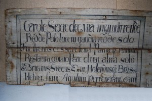 A NM 81.79.51 tábla latin nyelvű felirata Kiss Margit felvétele 