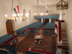 A barátosi templom átfestett faberendezése napjainkban A barátosi templom átfestett faberendezése napjainkban