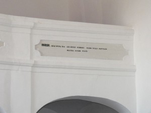 A nyugati karzat mellvédje az 1901-es templomfelújításról megemlékező felirattal Kiss Margit felvétele A nyugati karzat mellvédje az 1901-es templomfelújításról megemlékező felirattal Kiss Margit felvétele