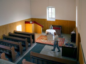 A nemeskei templombelső déli része az új szószékkel A nemeskei templombelső déli része az új szószékkel