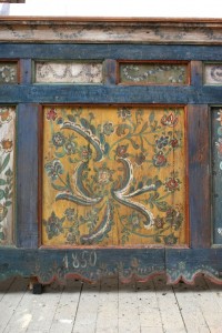 A déli karzat mellvédjének 5. kazettája a szegőlécen a felújítás idejét jelző 1850 évszámmal A déli karzat mellvédjének 5. kazettája a szegőlécen a felújítás idejét jelző 1850 évszámmal